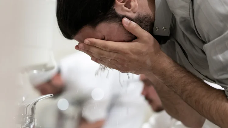 Temukan Najis Seusai Salat, Haruskah Diulang? Ini Penjelasannya