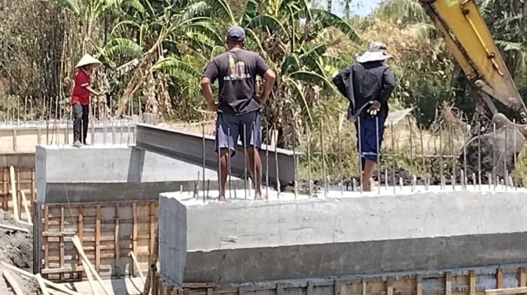 Gotong Royong TNI dan Warga, Jembatan Jatia Capai 36 Persen