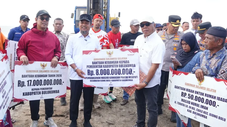 Gubernur Sulsel Serahkan Bantuan untuk Masjid Terapung Pantai Merpati Bulukumba
