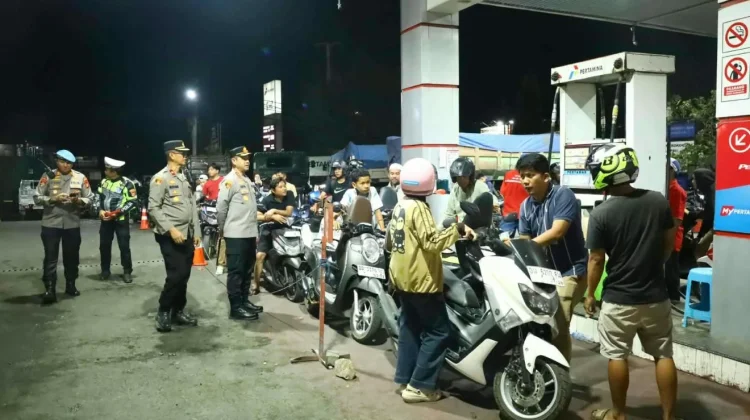 Kapolrestabes Makassar Turun Langsung Pantau Antrian Kendaraan di SPBU