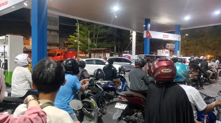 Refleksi Spiritual Antrean Panjang BBM di SPBU