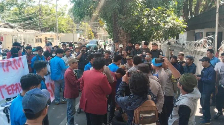 Demo Pertamina Makassar Soroti BBM, LPG dan Ganjil Genap
