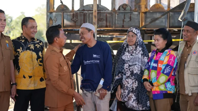 Bupati Sidrap Bantu Dua Keluarga Korban Kebakaran di Kaloai Alau