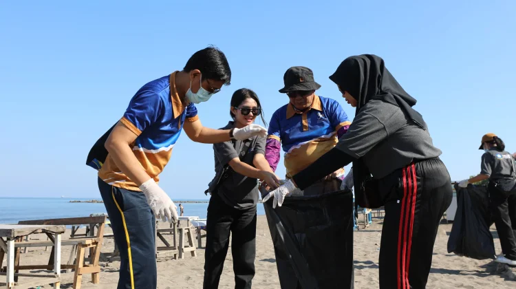 Jelang Edu Run Tourism, Poltekpar Makassar Bersihkan Empat Kawasan Pantai
