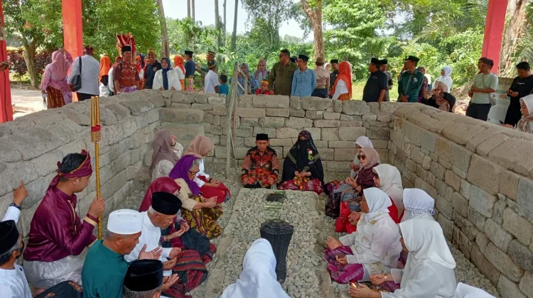 Arung Keluarga Langkana’E Kedatuan Luwu Gelar Maulid Nabi di Makam Datu Pattimang