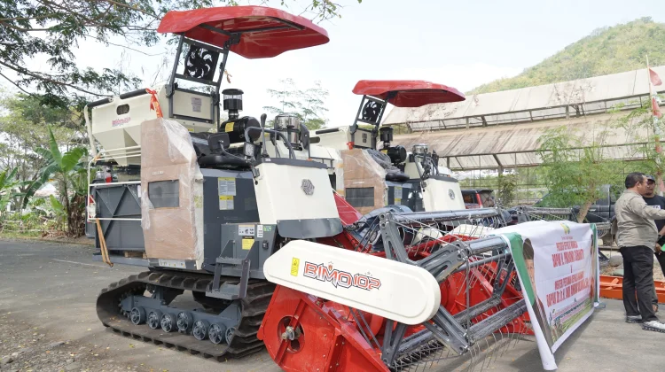 Luwu Terima Bantuan Dua Mesin Combine Harvester dari Kementan