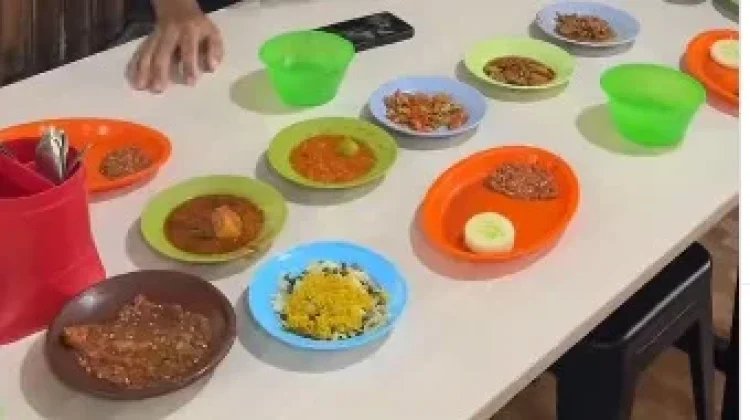 Berbagai Macam Sambal Jadi Andalan Sari Laut Mbak Atun