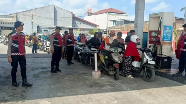 Sejumlah SPBU Masih Terdapat Antrean BBM, Polres Selayar Tetap Lakukan Pengamanan