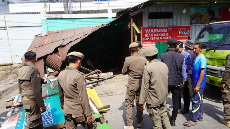 Lapak di Gunung Lompo Battang Dibongkar Mandiri setelah 20 Tahun Tempati Fasum
