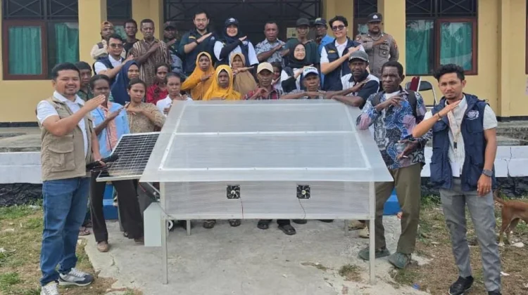 Tim Ekspedisi Patriot Unhas Perkenalkan Pengering Pala dan Alat Belajar