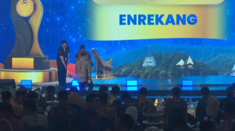 Enrekang Raih Penghargaan Akses Pendidikan Terbaik I Regional Sulawesi