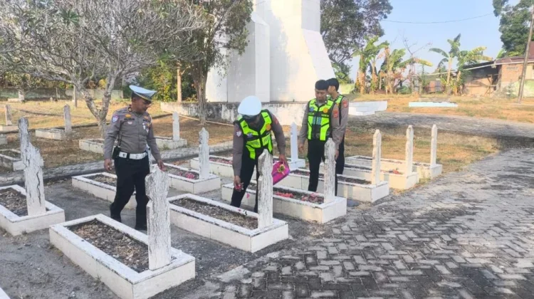 Satlantas Polres Enrekang Ziarah ke TMP Massenrempulu
