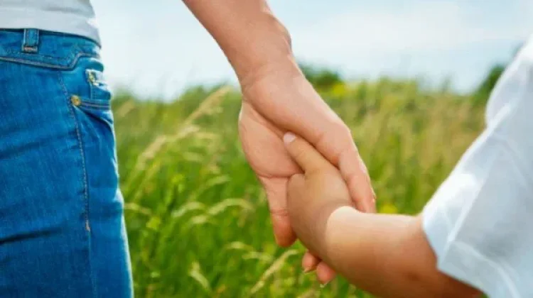 Mengapa Sentuhan Orang Tua Penting bagi Bayi, ini Penjelasannya