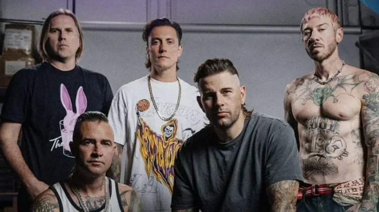Isyana dan St. Loco Buka Konser Avenged Sevenfold