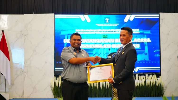 Kakanwil Kemenkum Sulsel Serahkan Penghargaan Pegawai Teladan