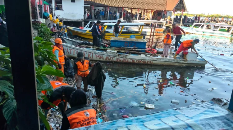 Sampah Kiriman Penuhi Kayu Bangkoa, Kelurahan Bulogading Bergerak Setiap Hari