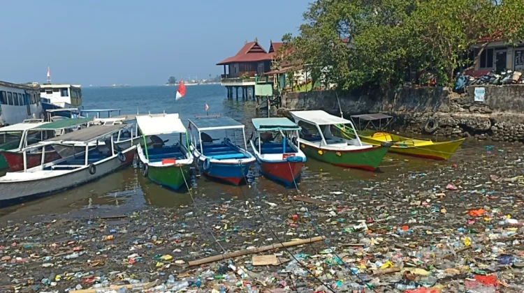 Sampah Kiriman Penuhi Kayu Bangkoa, Kelurahan Bulogading Bergerak Setiap Hari