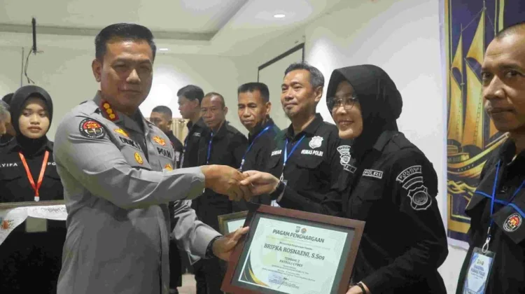 Bidhumas Polda Sulsel Beri Penghargaan kepada Jajaran Humas Berprestasi