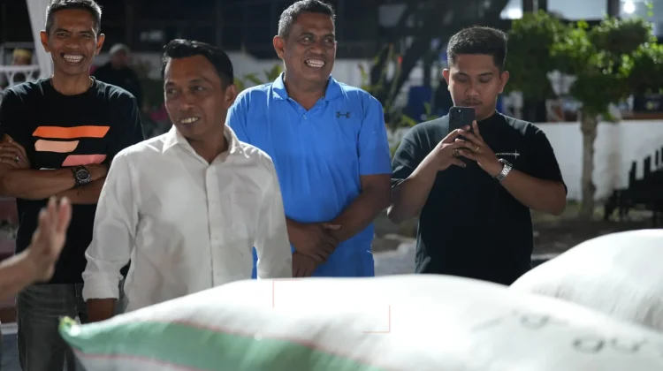 Panen Ditengah Kemarau, Petani Sidrap Serahkan Dua Karung Gabah ke Bupati