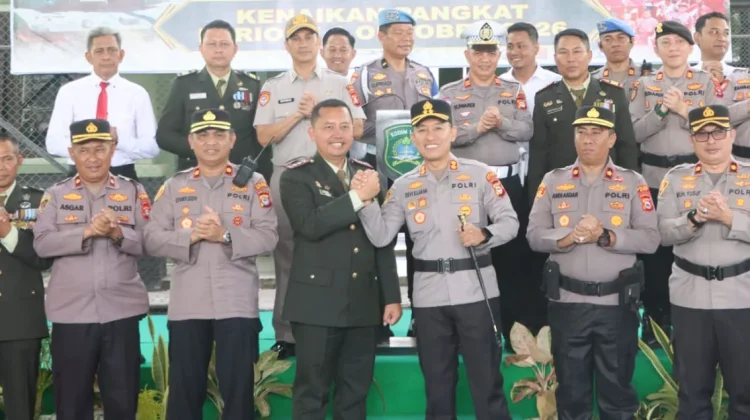 Soliditas TNI-Polri di Maros, Kapolres Datang Bawa Surprise HUT ke-81 TNI