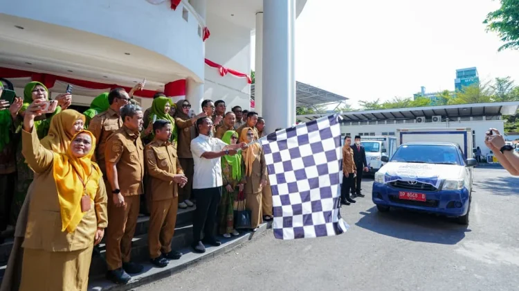 Gubernur Sulsel Lepas Distribusi Bantuan Susu untuk Anak di Sulsel