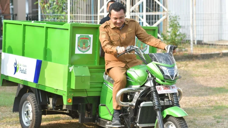 Pemda Lutra Terima Bantuan CSR Motor Sampah dari Bank Sulselbar