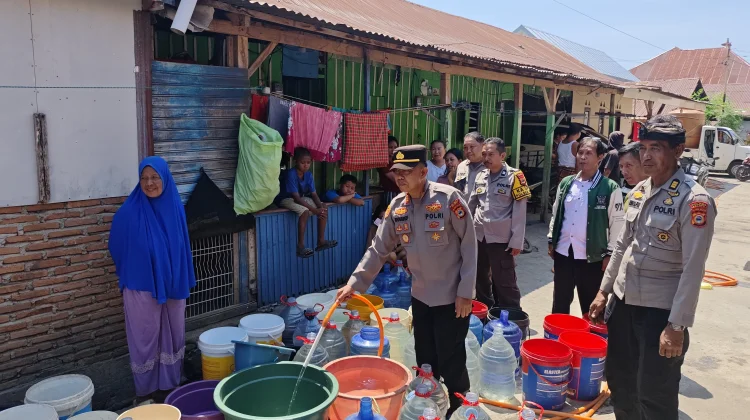 Bantu Warga Terdampak Kemarau, Polsek Wara Salurkan Ribuan Liter Air Bersih