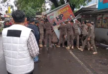 Satpol PP Tertibkan 96 Lapak PKL di Mariso