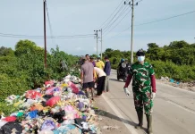 TNI–Warga Bersihkan Jalan Perbatasan Mandai Maros