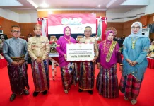 Gubernur Serahkan Bantuan Keuangan Rp15 Miliar pada HUT Sidrap