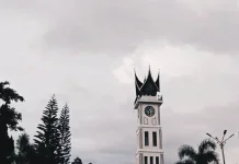 Keunikan Penggunaan IIII pada Angka 4 Jam Gadang
