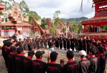 Tari Ma’Badong Simfoni Duka bagi Masyarakat Toraja