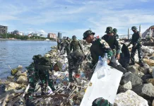 Prajurit Marinir Satgas Perbatasan Negara Bersihkan Pesisir CPI