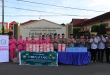 Sentuhan Ramadan, Polres Maros Bagikan Takjil ke Pengendara