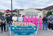 Bentuk Kepedulian, Kasat Intelkam dan Bhayangkari Polres Maros Berbagi Takjil