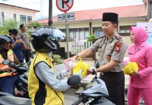 Polres Palopo Berbagi Takjil Ramadan dengan Masyarakat