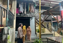 Bhabinkamtibmas Dampingi Aparat Kelurahan Periksa Lampu Lorong Warga