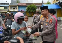 Polres Bulukumba Borong Dagangan UMKM, Ratusan Takjil Dibagikan