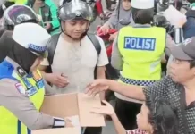 Ditlantas Polda Sulsel Bagi Takjil kepada Pengguna Jalan jelang Berbuka Puasa