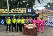 Ramadan 1447 H, Polres Enrekang Konsisten Berbagi Takjil dan Edukasi Keselamatan