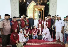 Safari Subuh Hari Ke-10, Munafri Beri Bantuan Sembako di Mariso