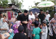 Kapolres Gowa Bagikan Sembako ke Anak-anak