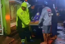 Banjir Manggala,Personel Polsek Manggala Evakuasi Warga Sakit