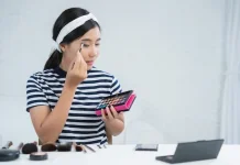 Hukum Menggunakan Softlens dan Make-up dalam Salat
