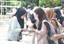 Mahasiswa Unhas Antusias Ikuti Berbagi Takjil Ramadan