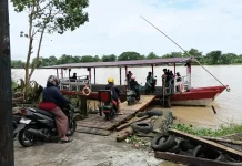 Penyebrangan Tradisional Taeng Jadi Andalan Mobilitas Warga