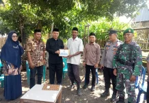 Gubernur Sulsel Salurkan Bantuan bagi 9 Rumah Korban Angin Puting Beliung