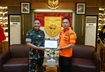 Pangdam XIV/Hasanuddin Terima Penghargaan dari Kabasarnas RI
