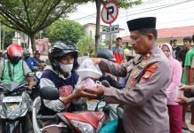 Tanam Kepedulian untuk Berbagi, Polres Palopo Bagi Takjil ke Warga Pengguna Jalan