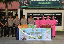 Sie Humas dan Bag Log Polres Enrekang Bersama Bhayangkari Berbagi Takjil